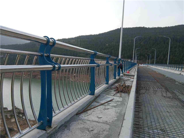 福建不锈钢桥梁护栏的特点及其在桥梁安全中的重要作用