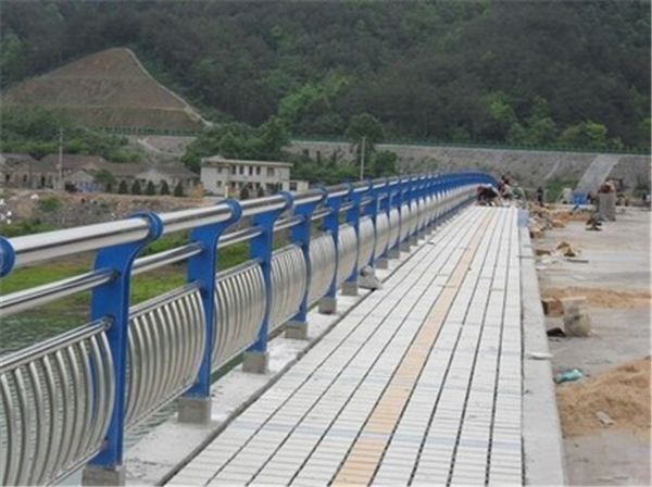 福建不锈钢桥梁护栏的特性及其在现代建筑中的应用